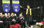 毕业的学生走向讲台，双臂张开庆祝
