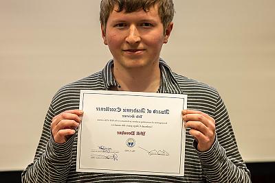 学生威尔·多诺霍拿着帕特·贾奎斯奖, 由吉尔·罗森伯格教授颁发给学生威尔·多诺霍.