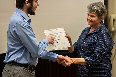 Karina Assiter教授颁发计算机科学奖给学生安德鲁·巴罗斯.