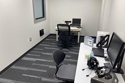 狭小的办公空间，只有电脑和其他设备