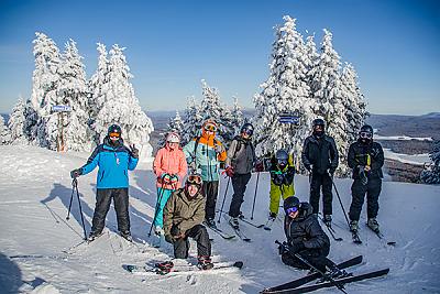 地标学院的滑雪者在山顶停下来拍照. 