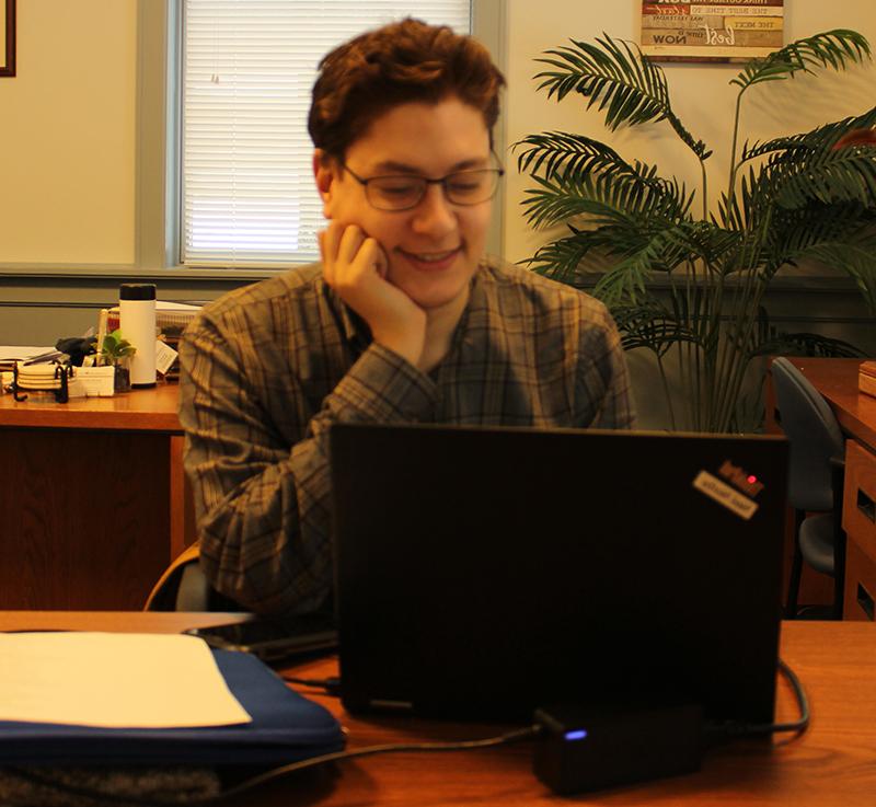 尼尔·诺比在2019年1月的就业准备体验期间在电脑上工作.
